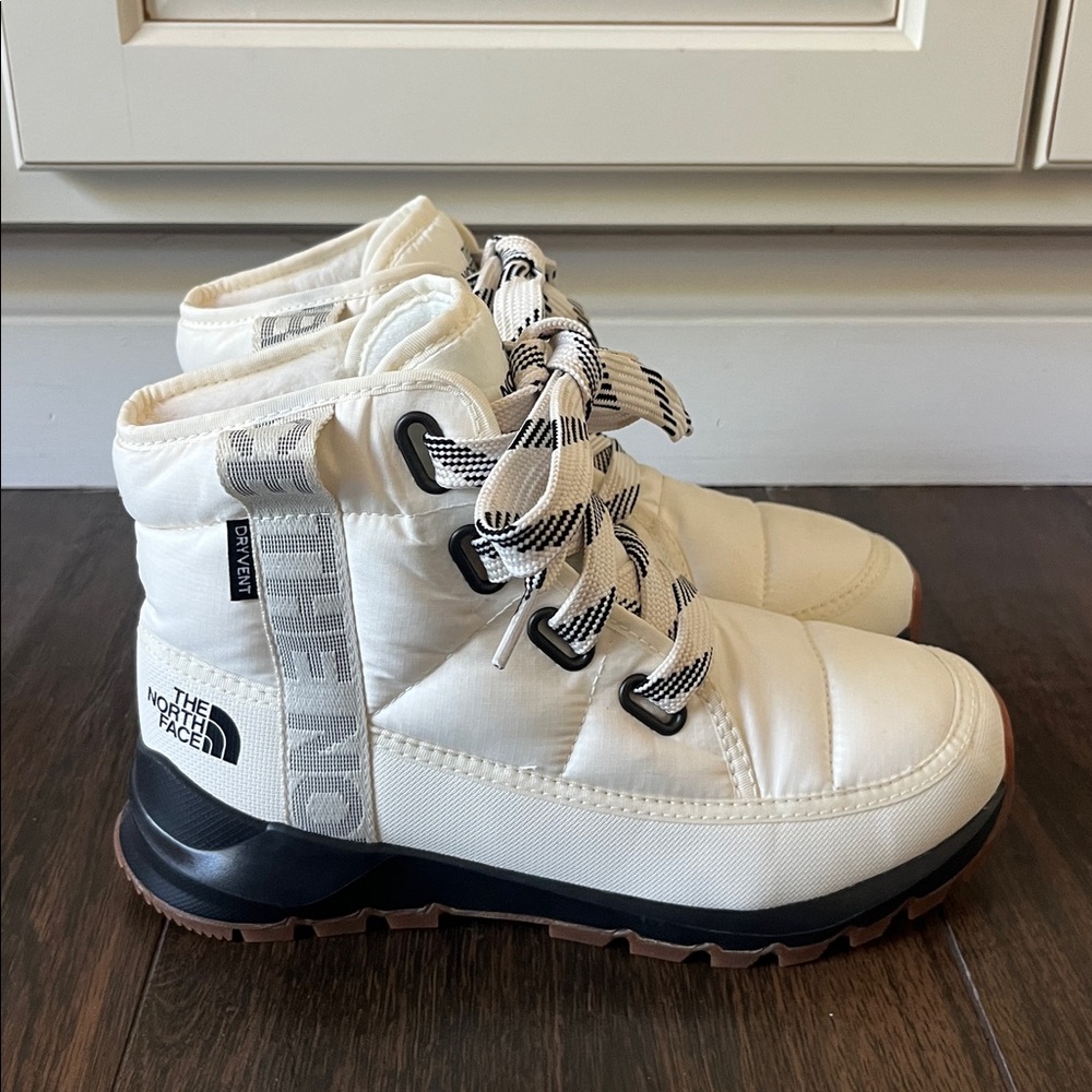 NWT North Face Thermoball Luxe Lace Up Boots - Picture 4 of 8